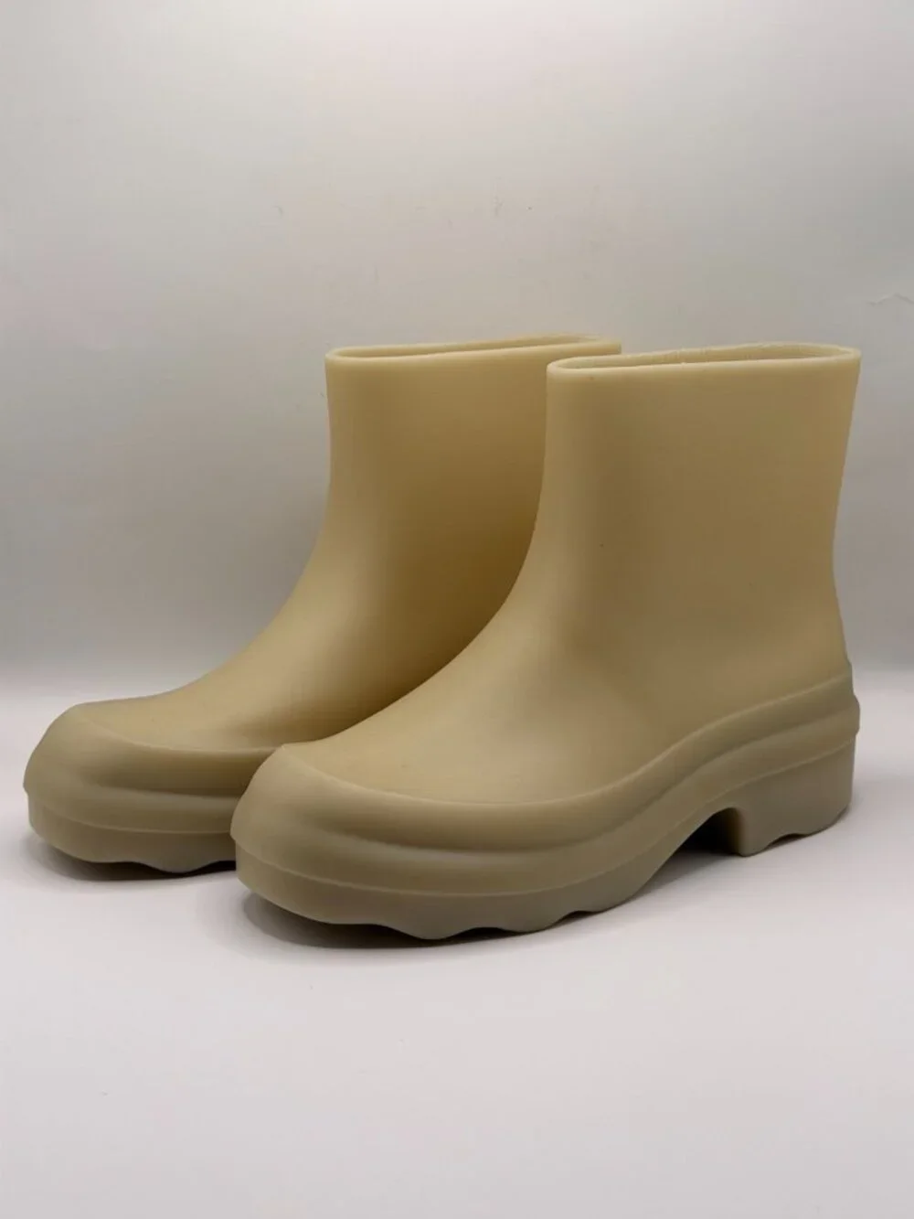 Vince Women's Nia Moonlight Rubber Rain Boot Sz 9
